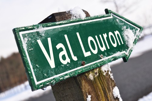 Panneau de signalisation en direction du Val Louron